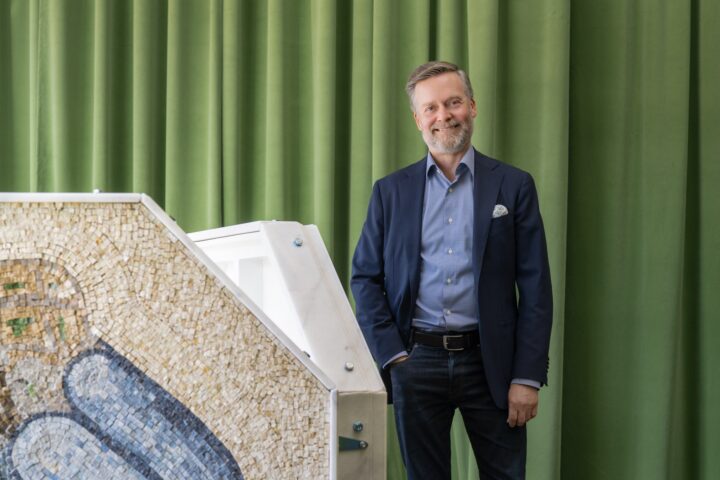 Kiasman tukisäätiön puheenjohtaja Pekka Lehtinen kuvattuna vihreän verhon edessä ja taideteoksen lähellä Kiasmassa 2026.